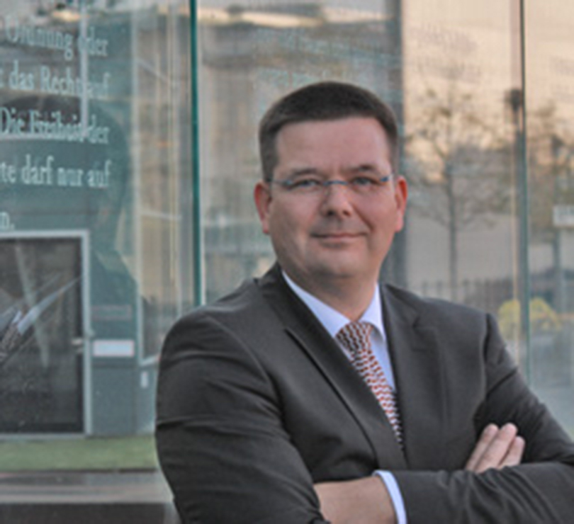 Jan Wandrey vor dem Grundgesetz